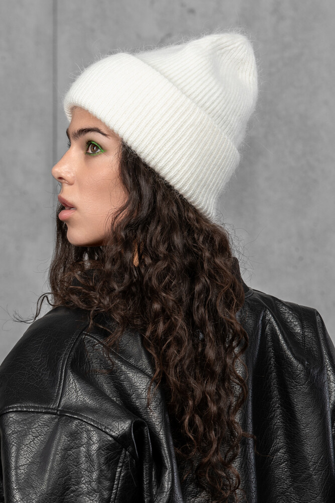 Жіноча зимова в'язана шапка з мохеру (White)