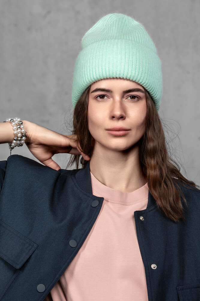 Жіноча зимова в'язана шапка з мохеру (Mint)