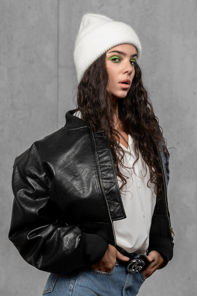 Жіноча зимова в'язана шапка з мохеру (White)