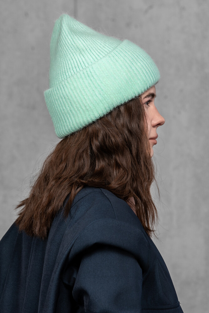 Жіноча зимова в'язана шапка з мохеру (Mint)